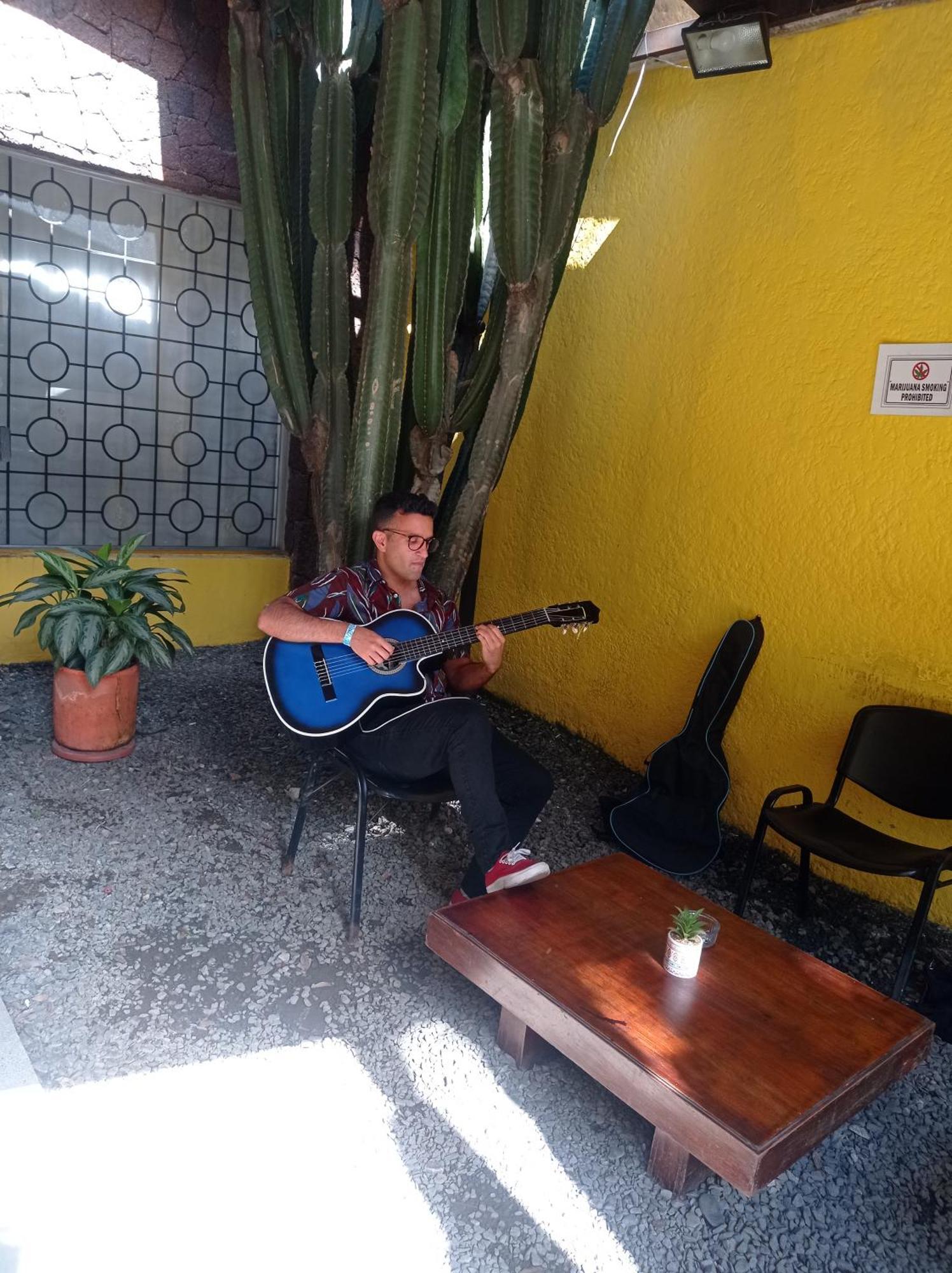 Yellow House Hostel Medellin Exterior photo